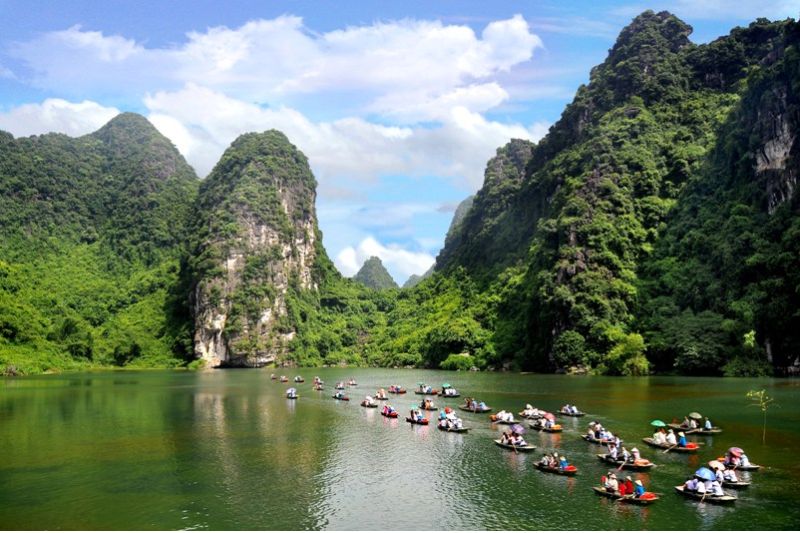 Trang An scenic spot in Ninh Binh attracts tourists from all over the world to experience